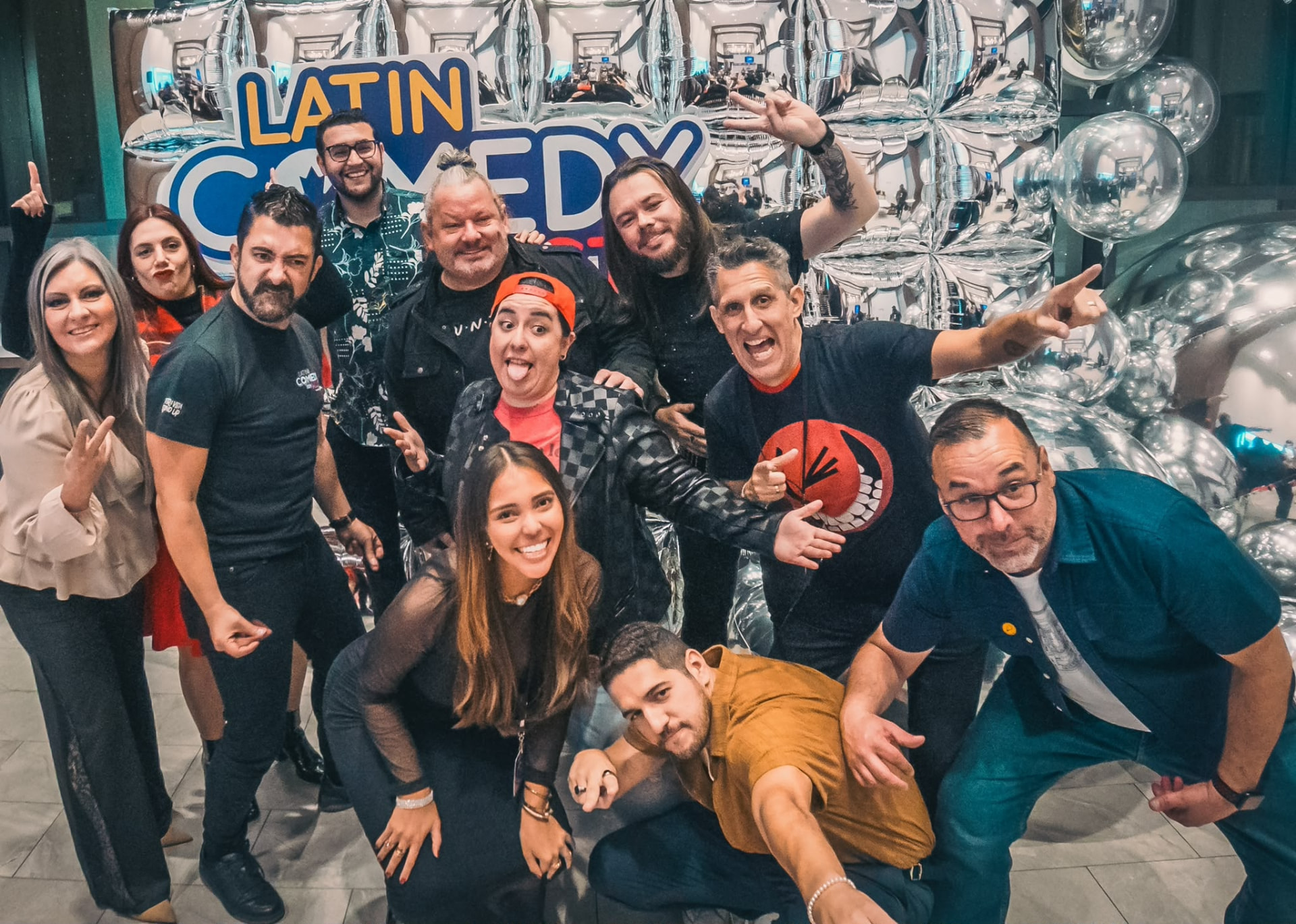 Vanessa Terán con el equipo del Latin Comedy Fest