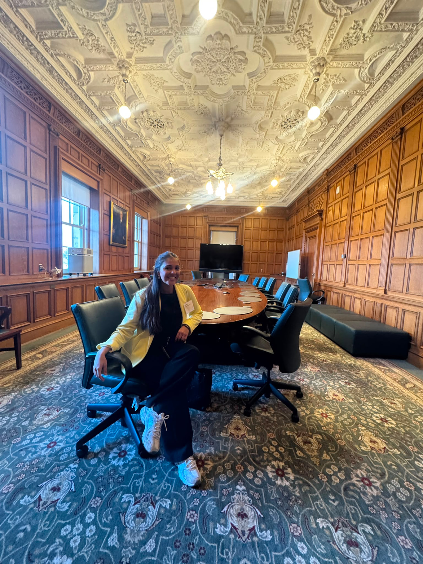 Vanessa Terán en la sala de juntas de Sun Life