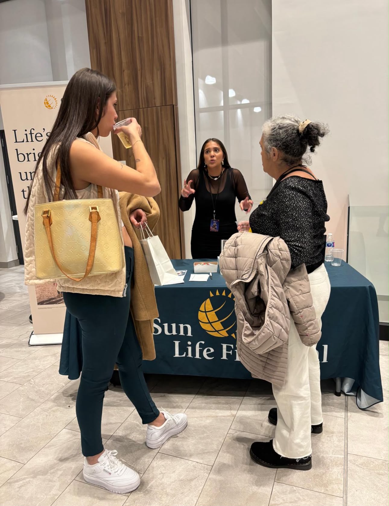 Vanessa Terán atendiendo clientes en un evento de Sun Life