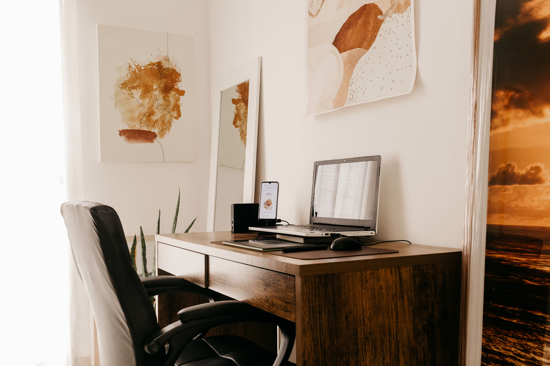 Espacio de trabajo cálido con laptop